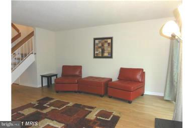 2388 Southgate Square Reston, VA 20191 - Photo 4 of 14 Living Room