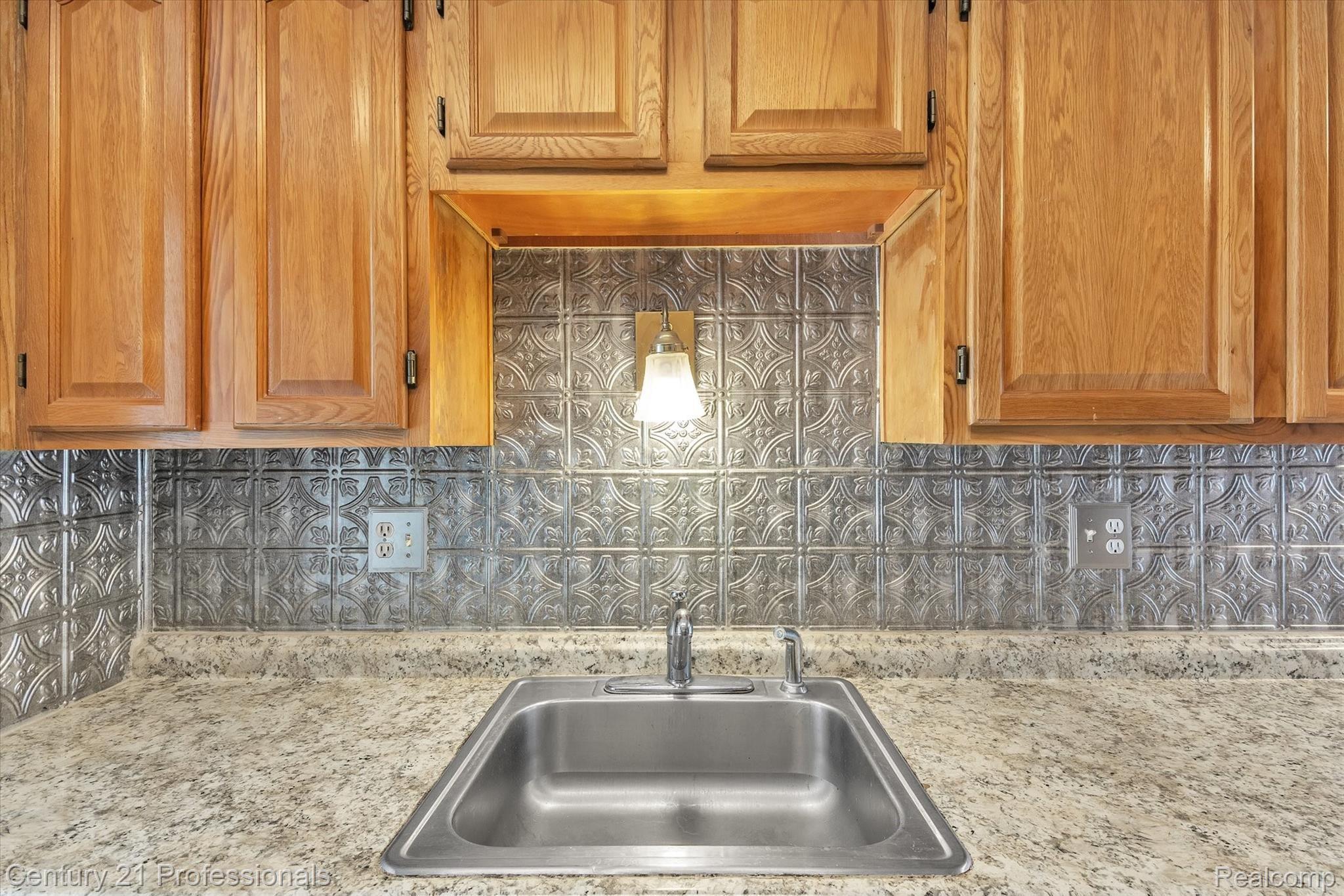 637 Oakbrook West Rochester, MI 48307 - Photo 11 of 45 16-637-Oakbrook-WindowStill-Real-Estate-Photography-17.jpg