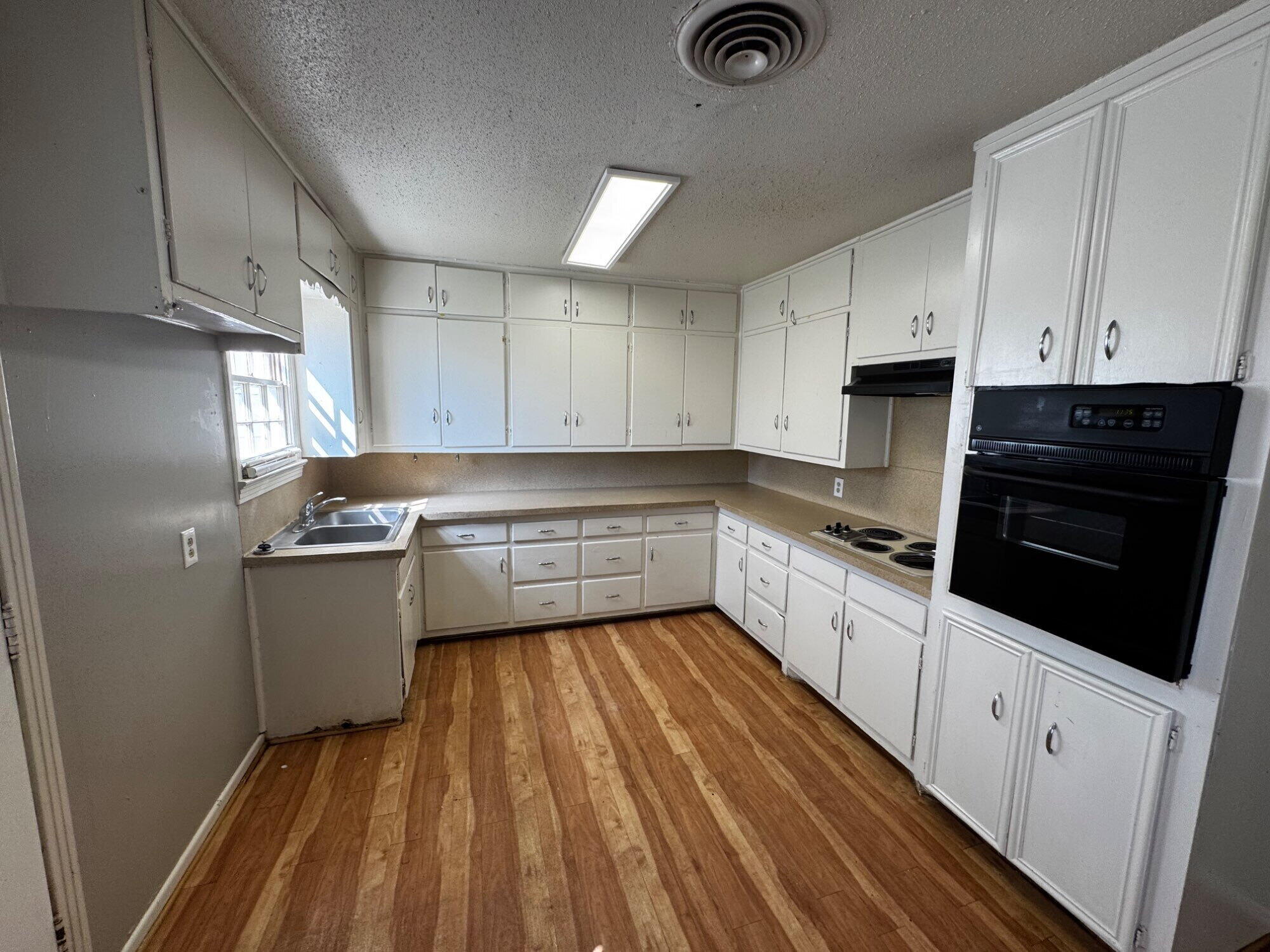 3719 25th Street Lubbock, TX 79410 - Photo 4 of 11 IMG_7888