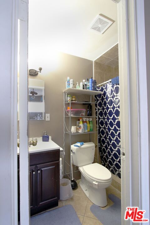 8820 Holly Lane Riverside, CA 92503 - Photo 4 of 20 a bathroom with a toilet a sink and shower