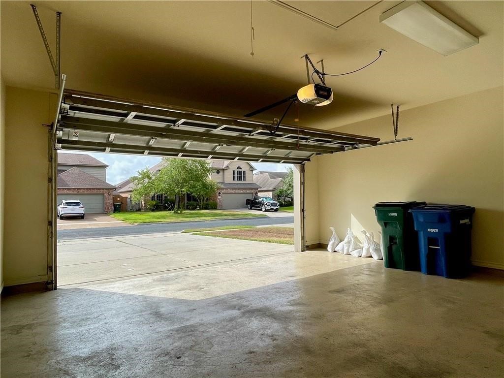 7505 Bell Isle Corpus Christi, TX 78414 - Photo 20 of 24 a view of room with garage