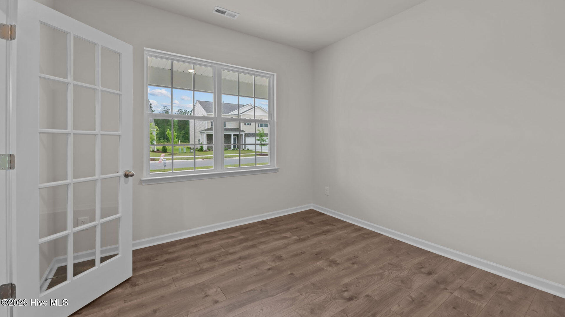 1011 Minnette Circle New Bern, NC 28562 - Photo 2 of 31 133-web-or-mls-DSC_6465