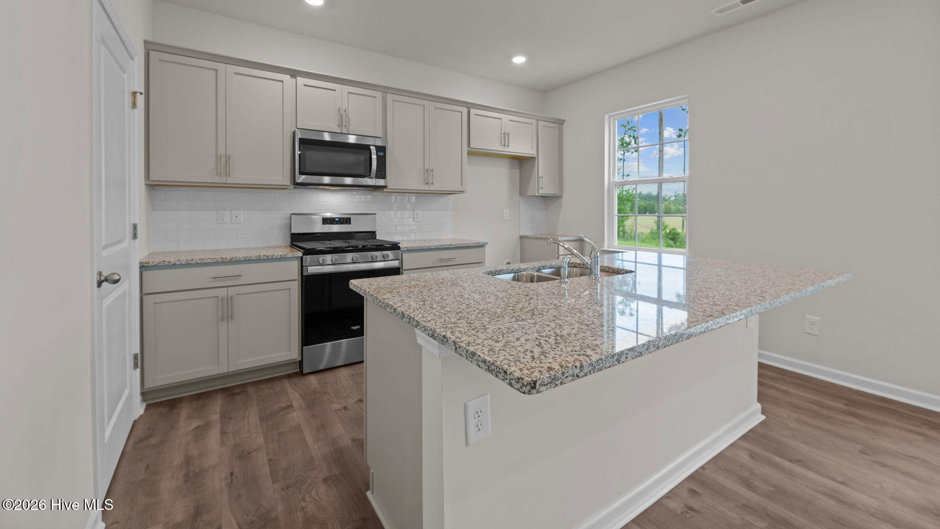 1011 Minnette Circle New Bern, NC 28562 - Photo 3 of 31 136-web-or-mls-DSC_6477