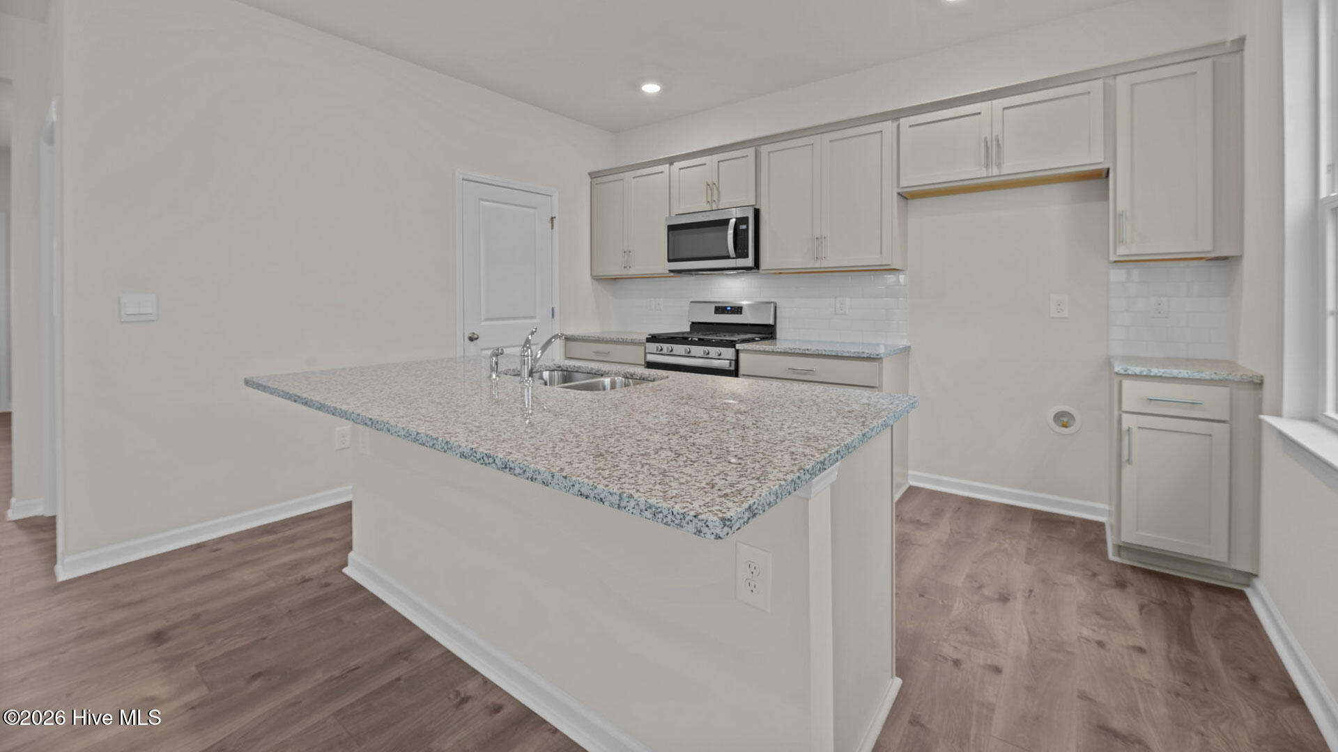 1011 Minnette Circle New Bern, NC 28562 - Photo 4 of 31 137-web-or-mls-DSC_6480