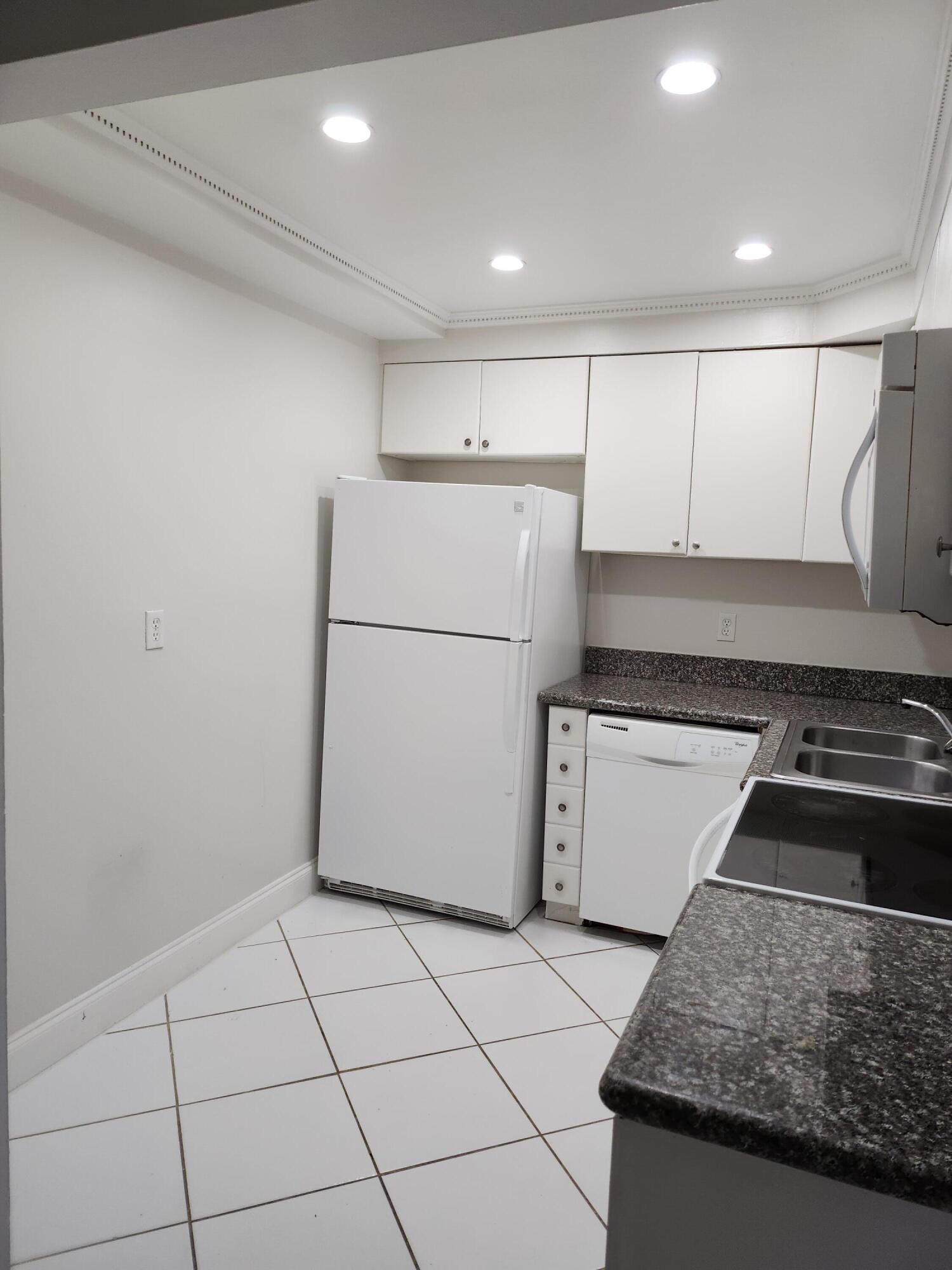 450 Northwest 20th Street, Unit 3040 Boca Raton, FL 33431 - Photo 14 of 34 Kitchen