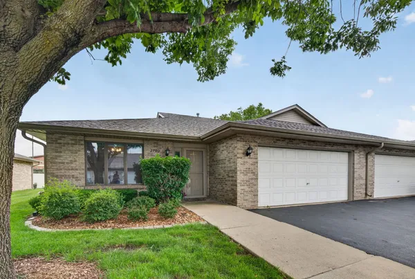 $259,900 | 2700 Eagle Drive, Unit 2700, Joliet, IL 60436