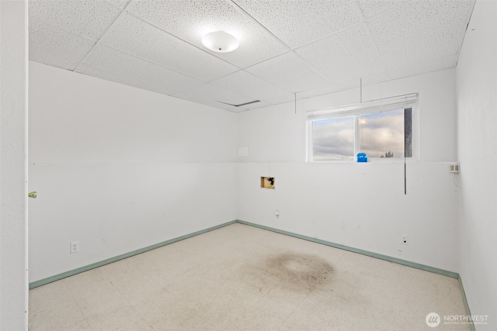 233 Lupine Drive Sequim, WA 98382 - Photo 33 of 40 an empty room with a bench