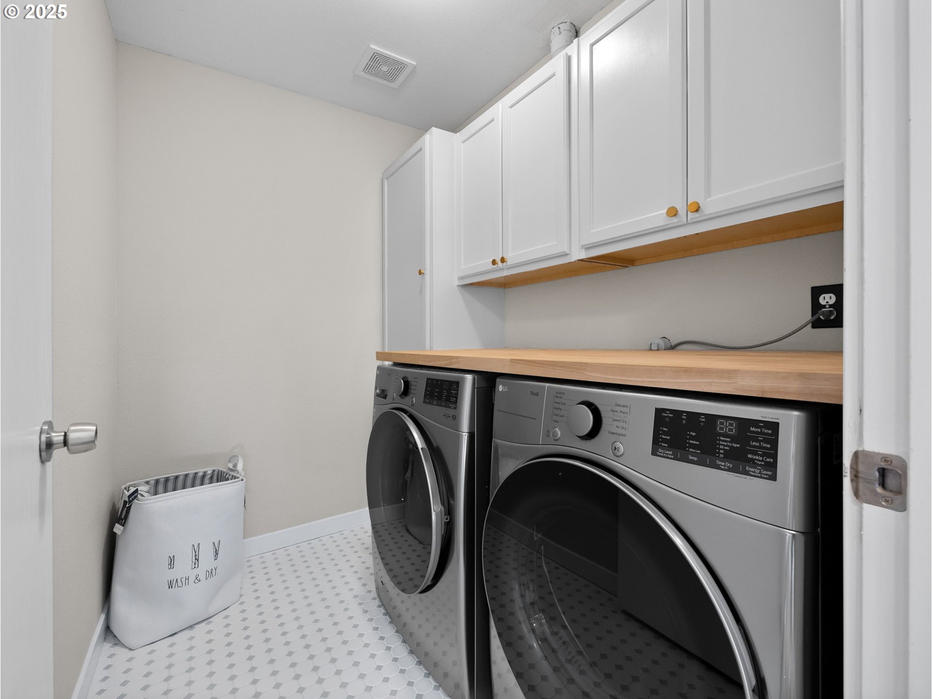 18254 Myra Court Sandy, OR 97055 - Photo 23 of 42 a utility room with dryer and washer