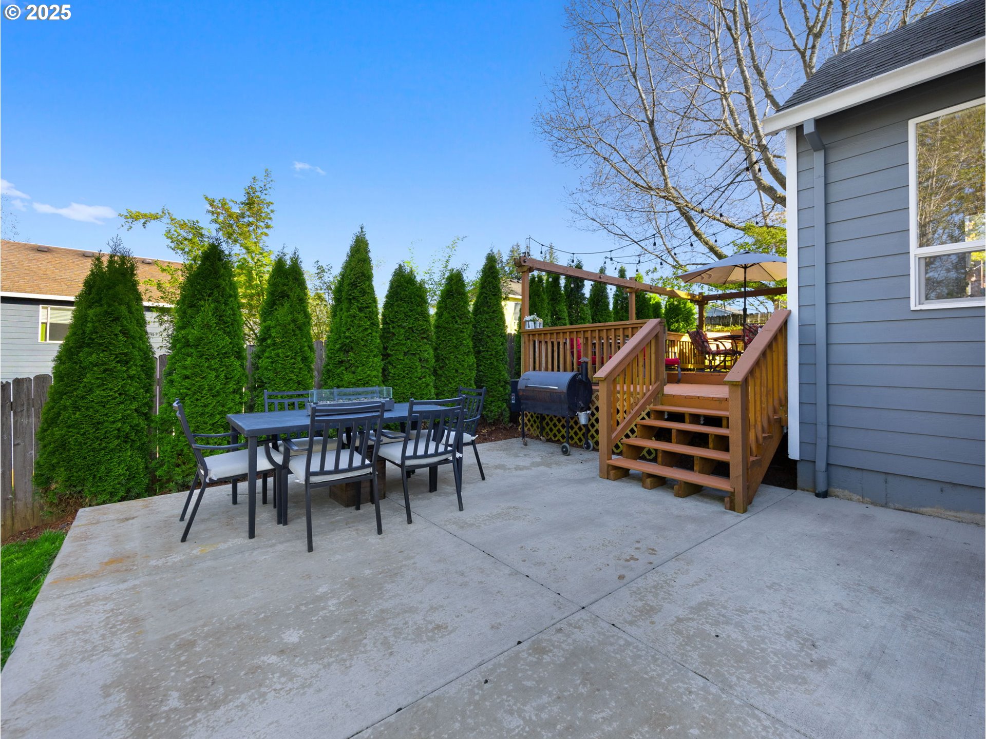 18254 Myra Court Sandy, OR 97055 - Photo 35 of 42 a view of a chairs and tables in the patio