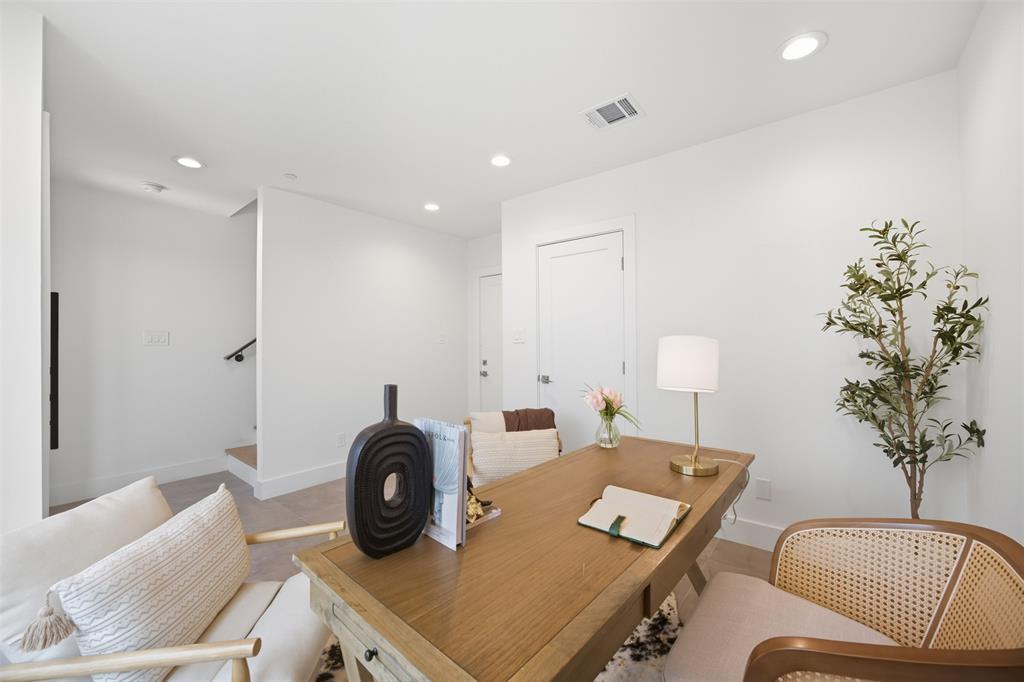 4517 Munger Avenue, Unit 101 Dallas, TX 75204 - Photo 37 of 39 a room with a couch and a potted plant