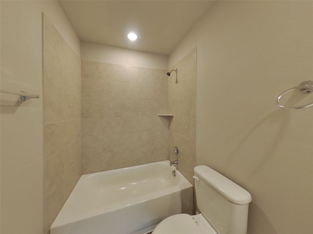 3600 Catlett Crk Road Georgetown, TX 78626 - Photo 12 of 28 a bathroom with a toilet and a bathtub