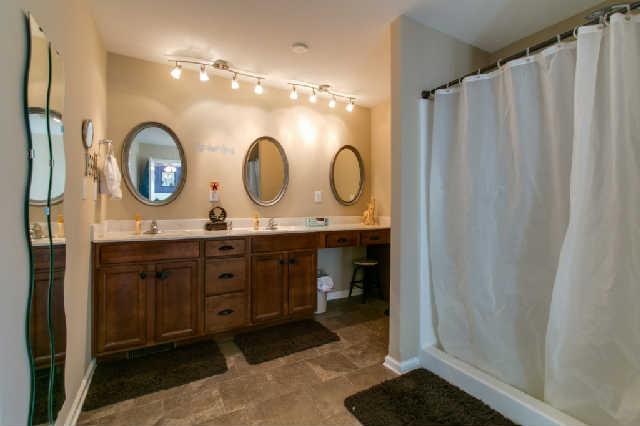 217 Red Top Road Indian Mound, TN 37079 - Photo 13 of 20 Double vanity with makeup area in the master bath...SWEET