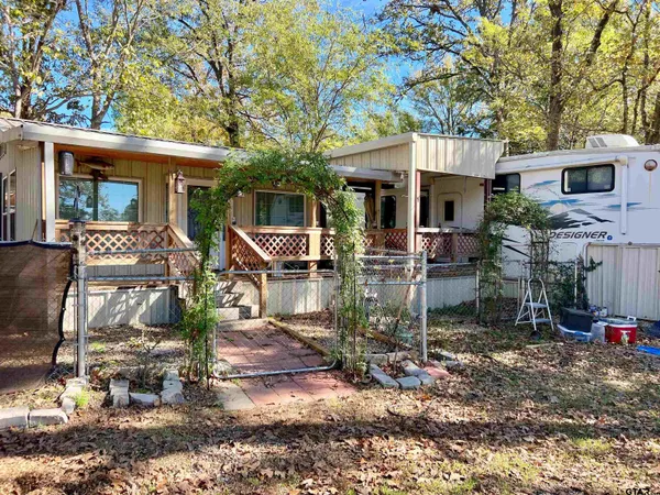 a view of a house with backyard