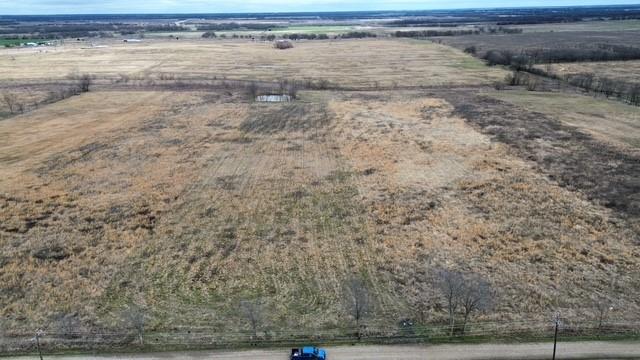 a view of a dry yard
