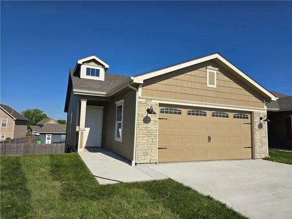 $305,900 | 1727 Elderberry Lane, Ottawa, KS 66067