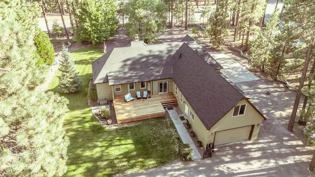 a view of house with a yard