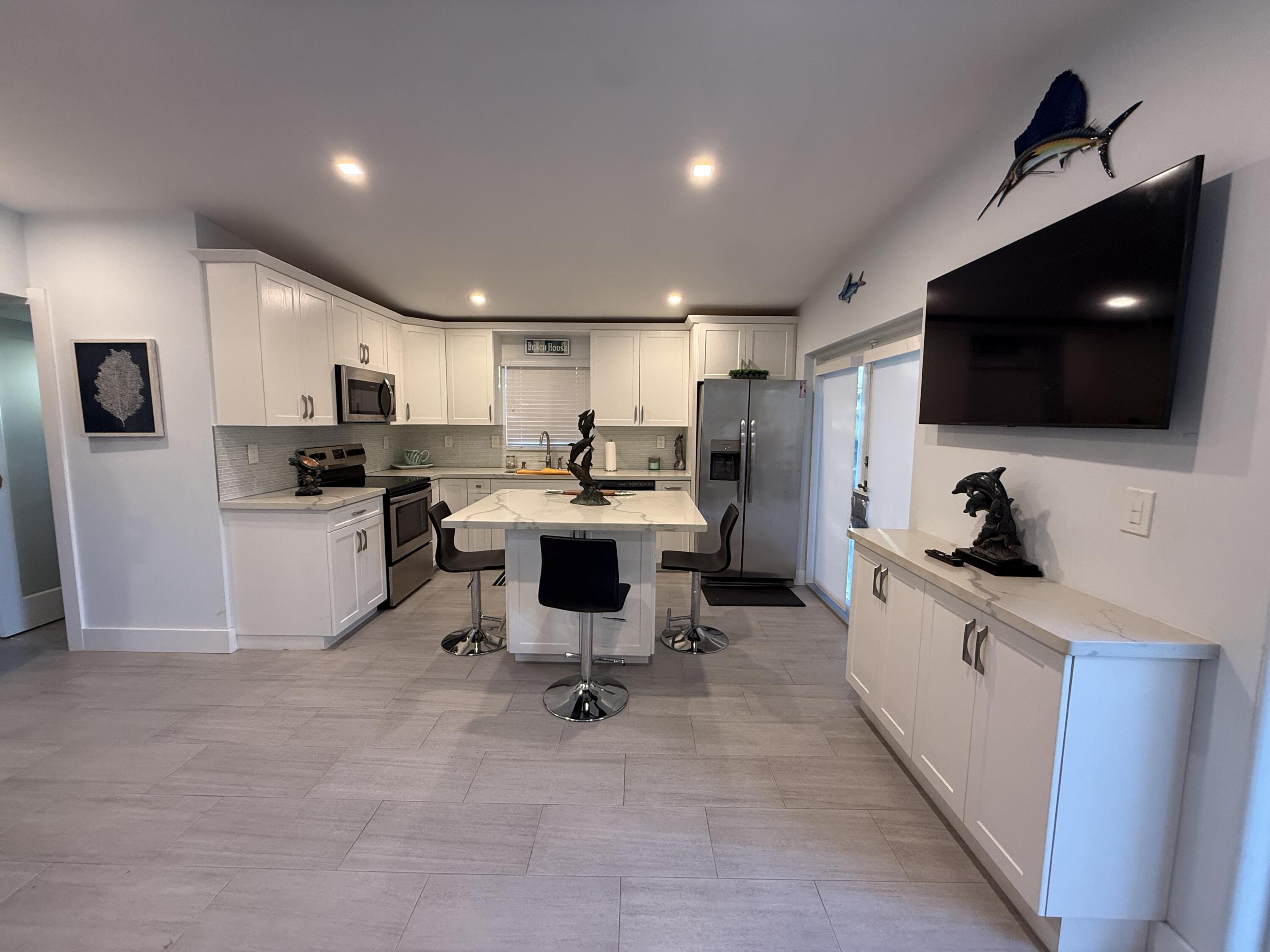 116 Long Ben Drive Key Largo, FL 33037 - Photo 4 of 26 a kitchen with microwave a sink and cabinets