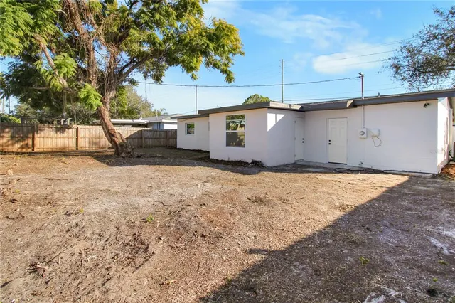 a view of a backyard