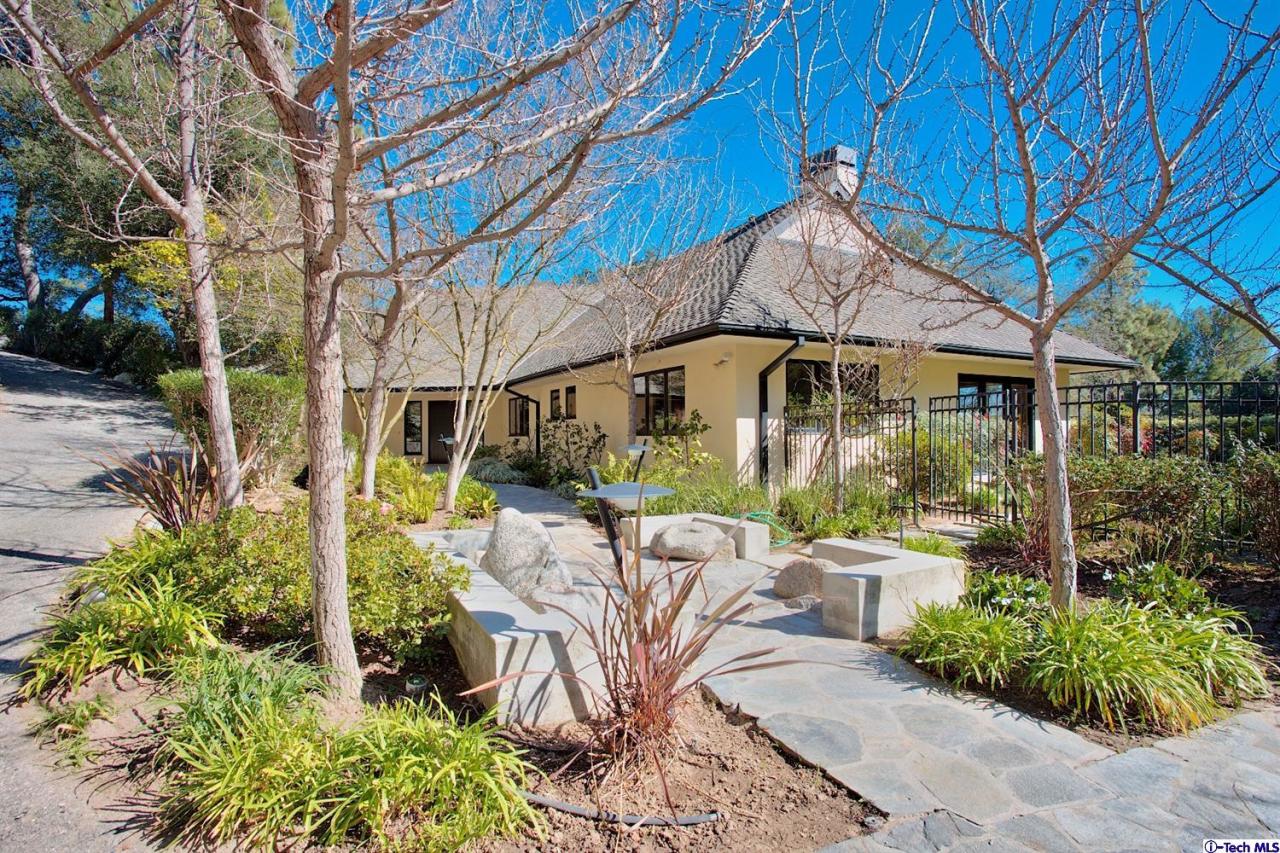 1114 Heatherside Road Pasadena, CA 91105 - Photo 2 of 35 a patio with table and chairs and potted plants
