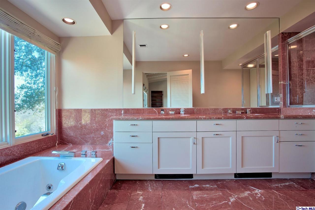 1114 Heatherside Road Pasadena, CA 91105 - Photo 21 of 35 a spacious bathroom with a tub sink and mirror