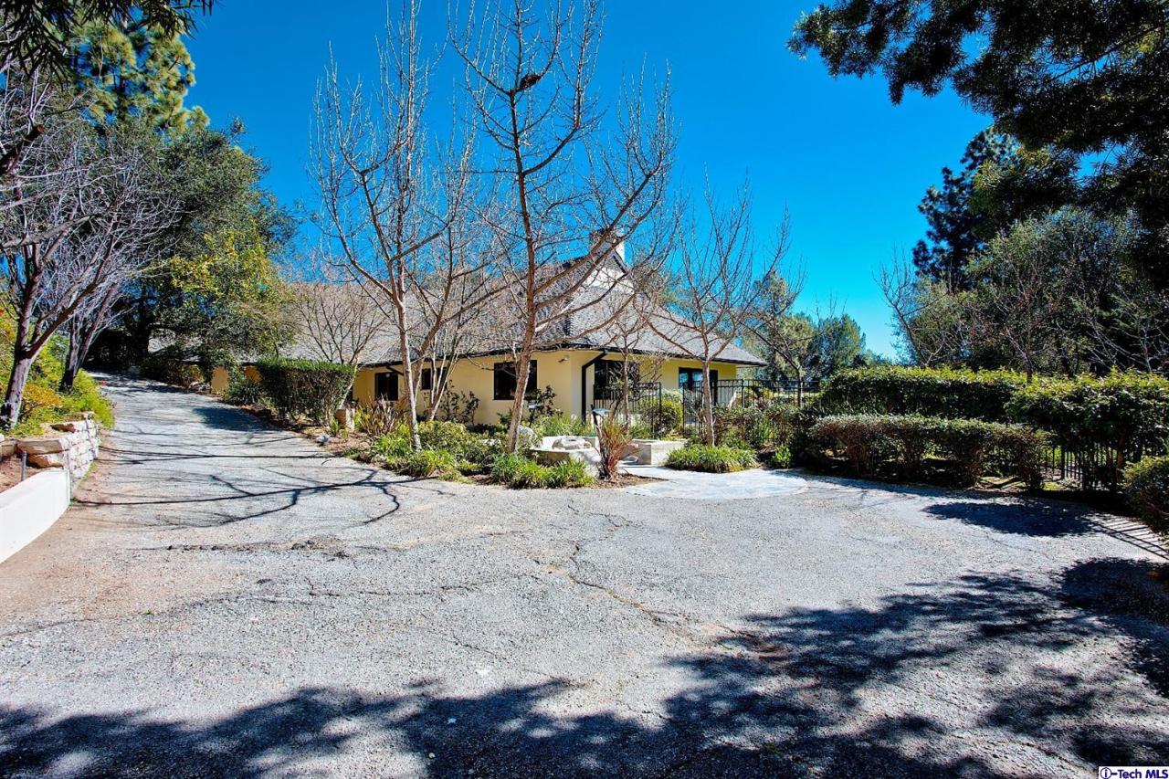 1114 Heatherside Road Pasadena, CA 91105 - Photo 4 of 35 a patio with a table and chairs under an umbrella