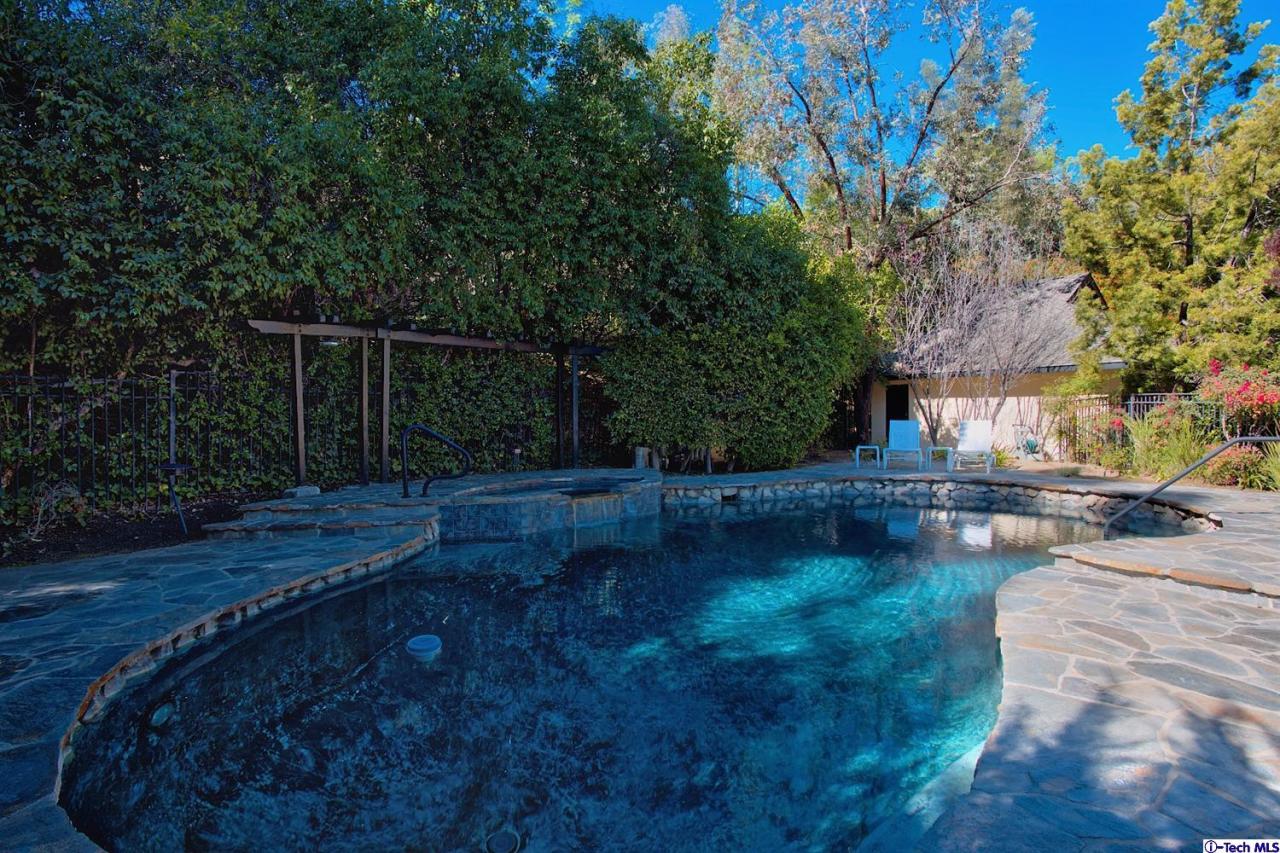 1114 Heatherside Road Pasadena, CA 91105 - Photo 32 of 35 a backyard of a house with lots of green space