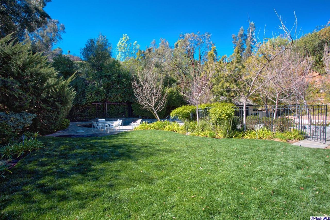 1114 Heatherside Road Pasadena, CA 91105 - Photo 35 of 35 a view of a garden