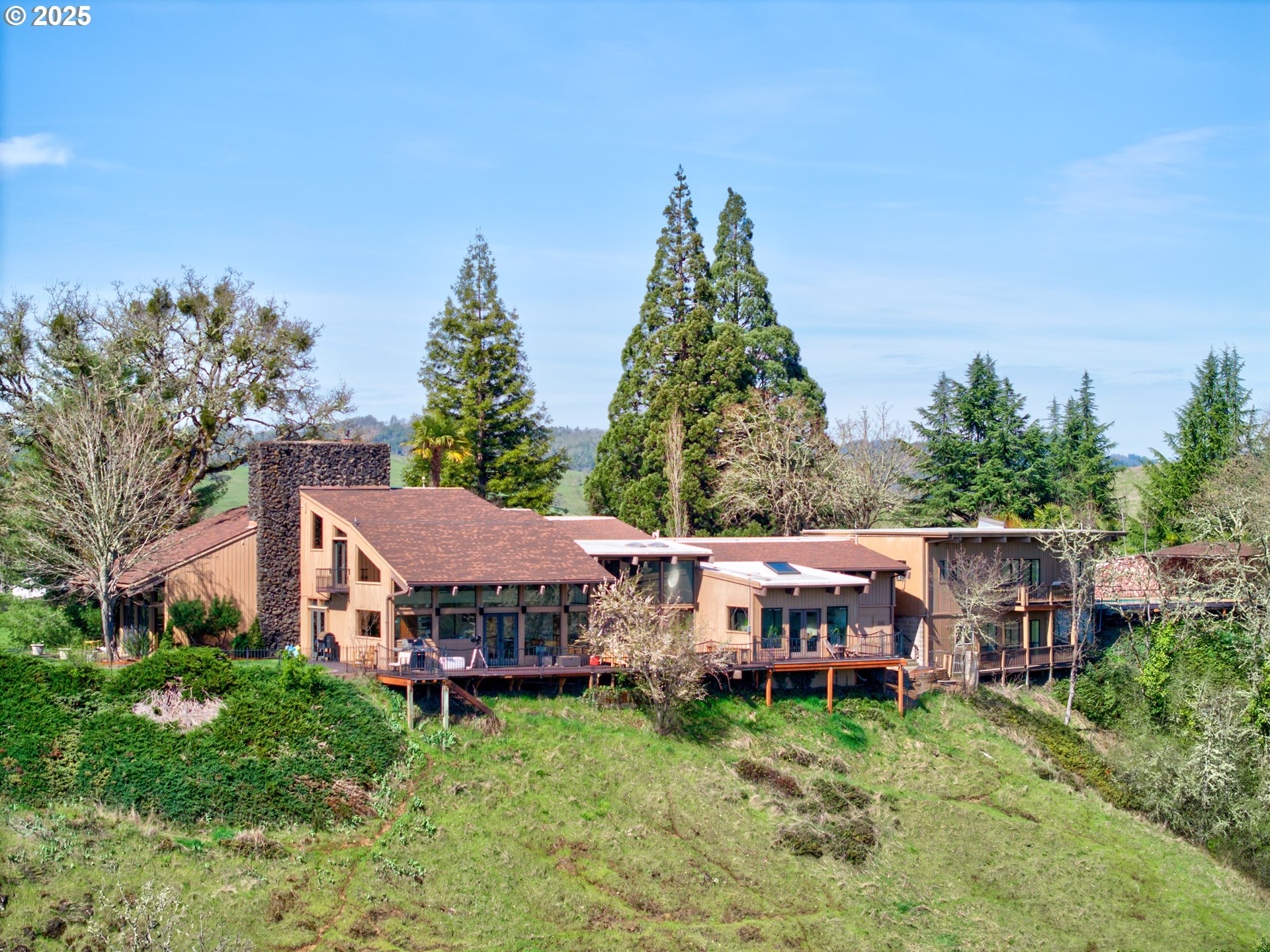141 Umpqua College Road Roseburg, OR 97470 - Photo 34 of 45 a backyard of a house with table and chairs