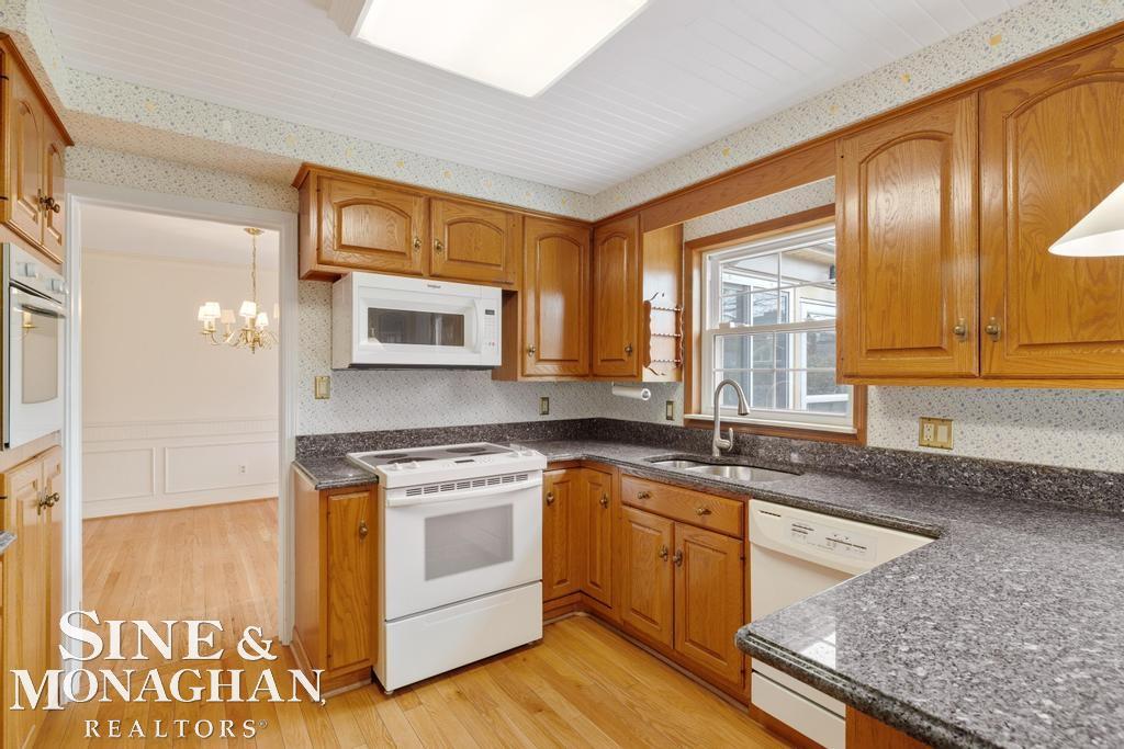 51 Roslyn Road Grosse Pointe, MI 48236 - Photo 12 of 47 50171090-849767bb-79db-4fc5-855d-049ab9623f52.JPG