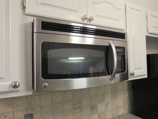 5981 Arapaho Road, Unit 1002 Dallas, TX 75248 - Photo 3 of 16 a stove top oven sitting inside of a kitchen