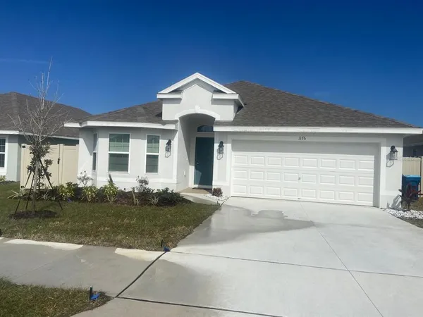 a view of a house with backyard and garden