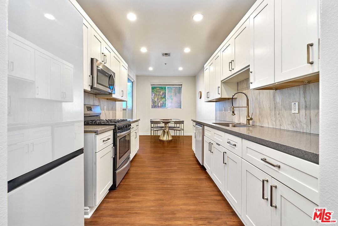 333 Westminster Avenue, Unit 204 Los Angeles, CA 90020 - Photo 5 of 27