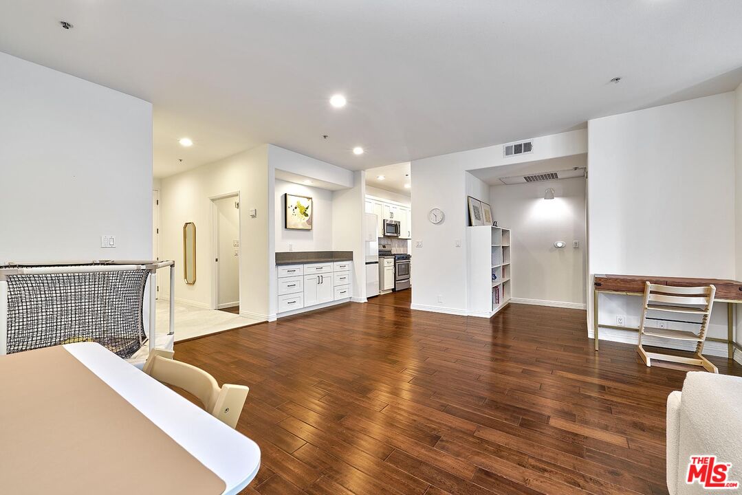 333 Westminster Avenue, Unit 204 Los Angeles, CA 90020 - Photo 8 of 27