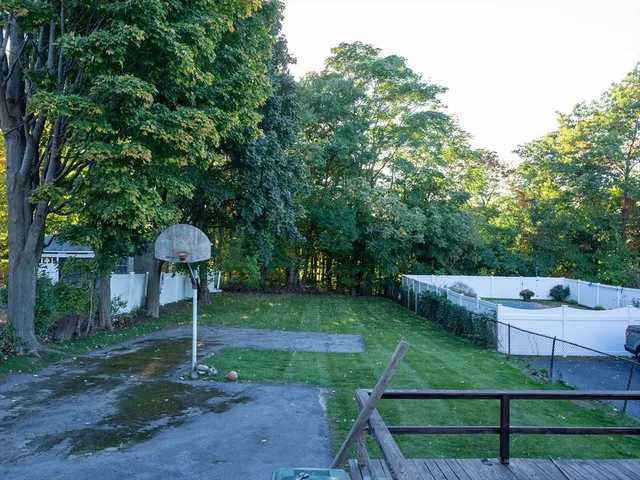 a view of a backyard