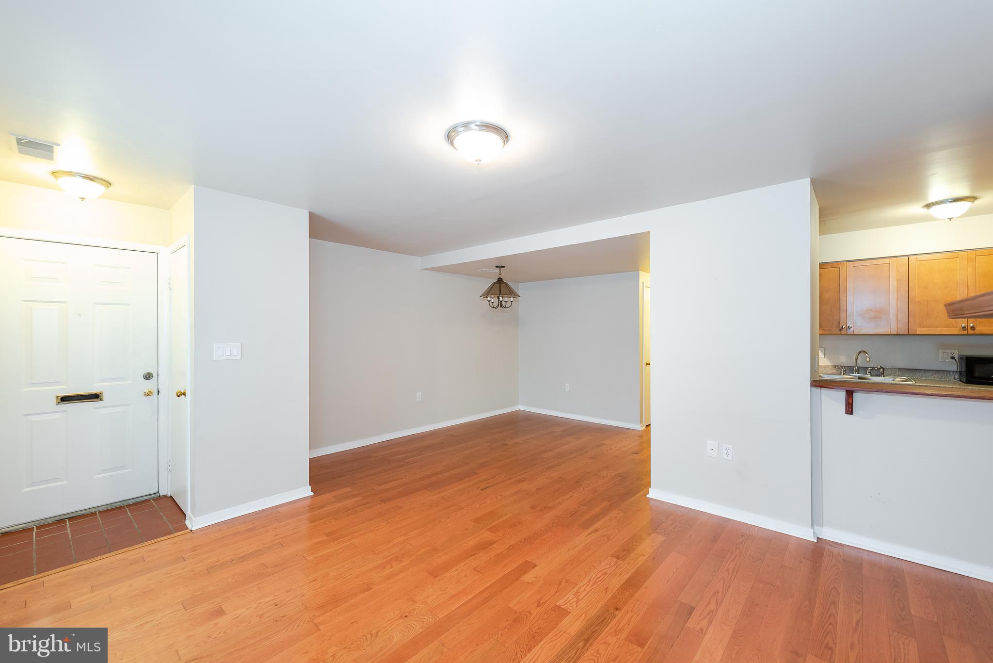614 Charles Street, Unit R35 Baltimore, MD 21230 - Photo 8 of 28 Living room