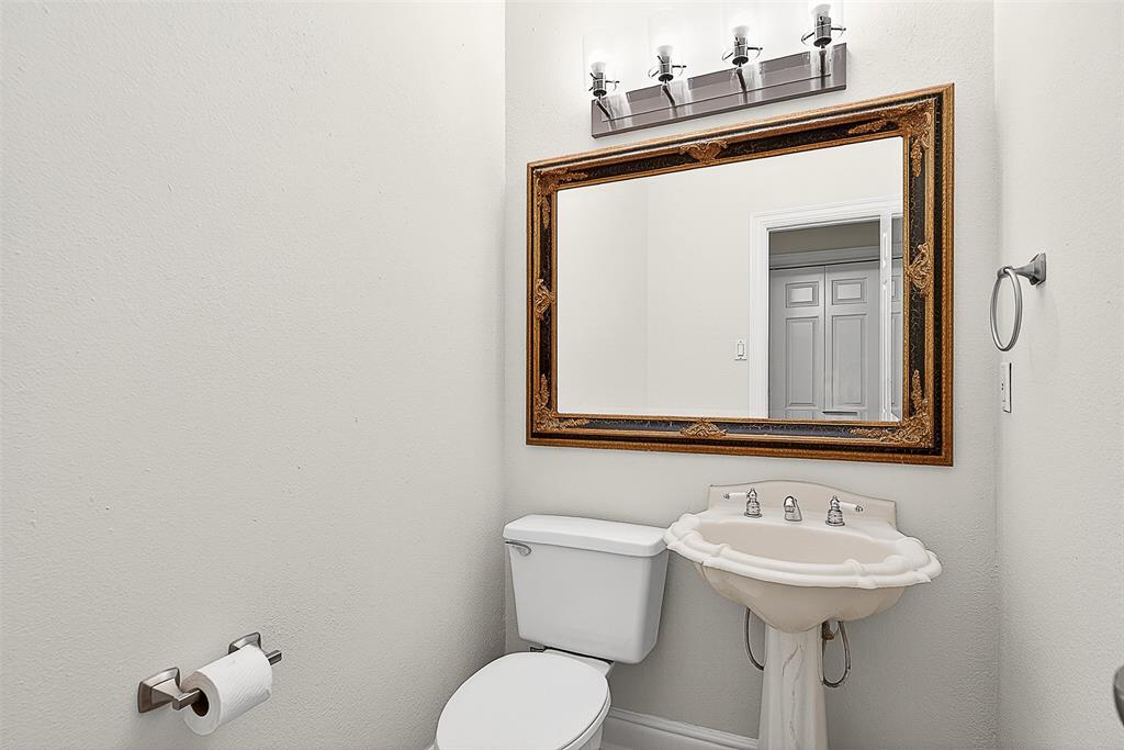 5407 Bryan Street, Unit B104 Dallas, TX 75206 - Photo 16 of 38 a bathroom with a toilet sink and mirror