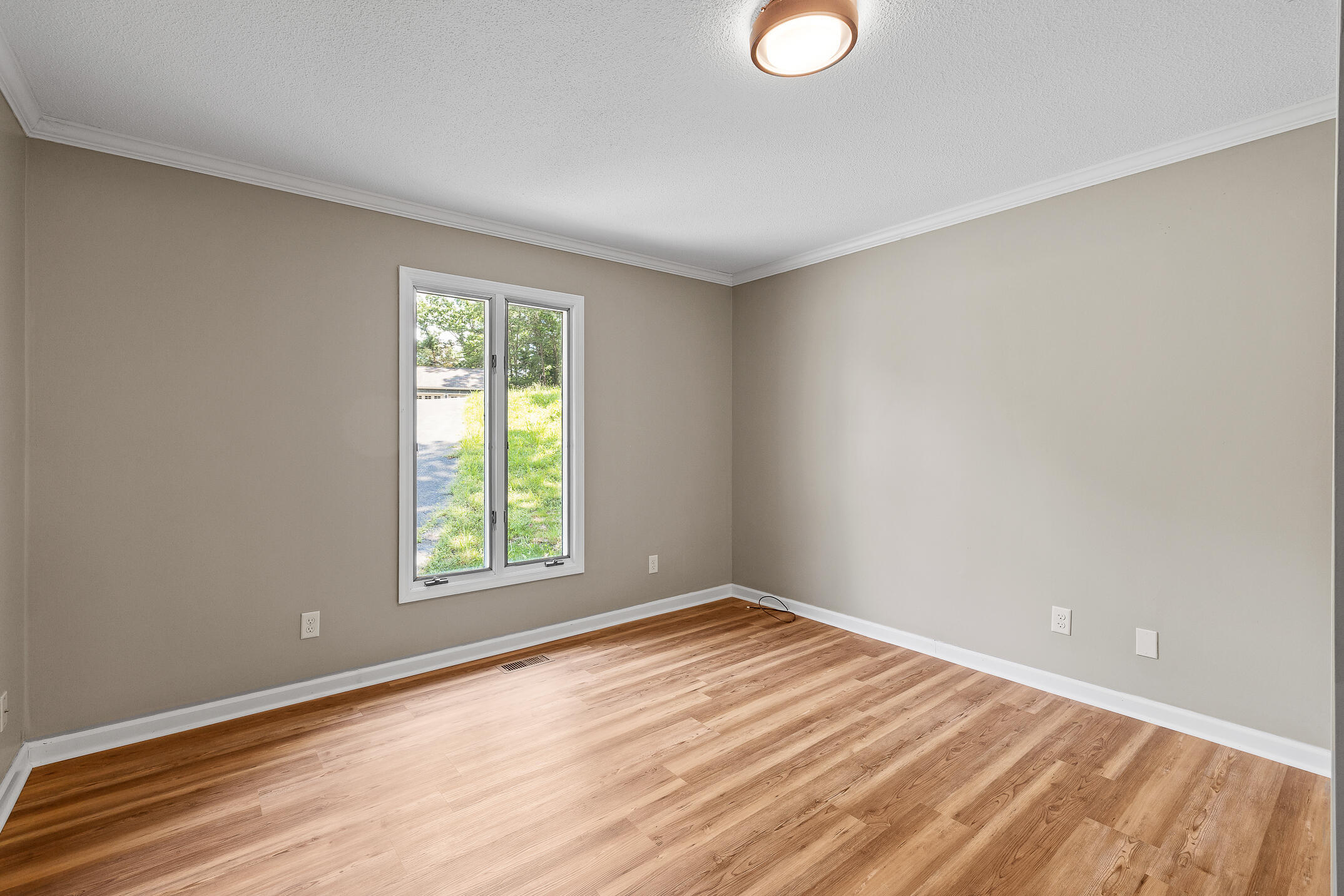 2040 Rock Bluff Road Hixson, TN 37343 - Photo 20 of 33 Guest bedroom