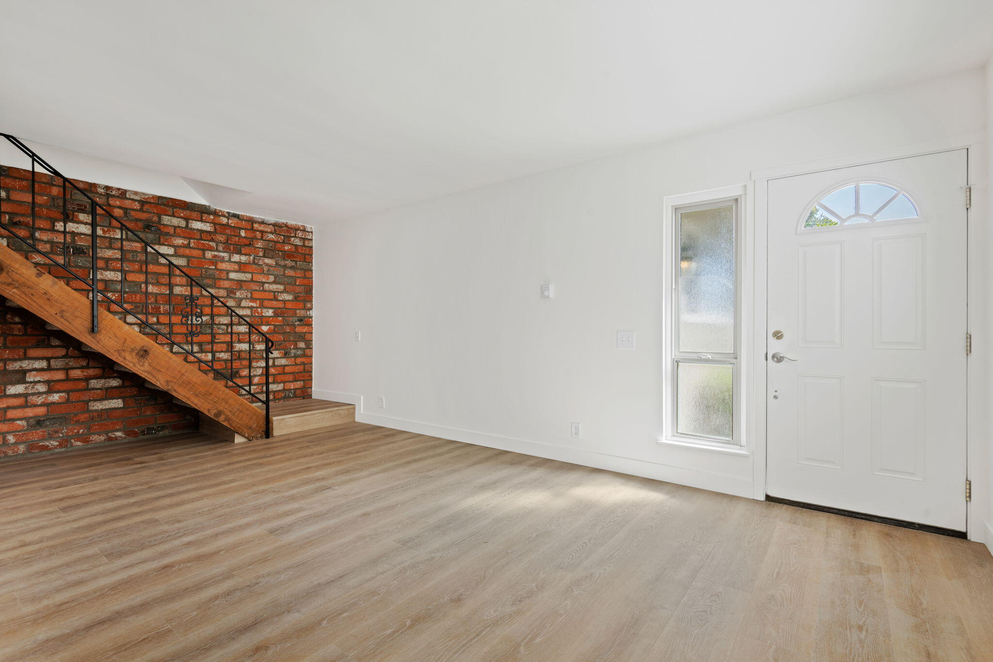 5956 Via Real, Unit 3 Carpinteria, CA 93013 - Photo 4 of 18 04 - Living Room