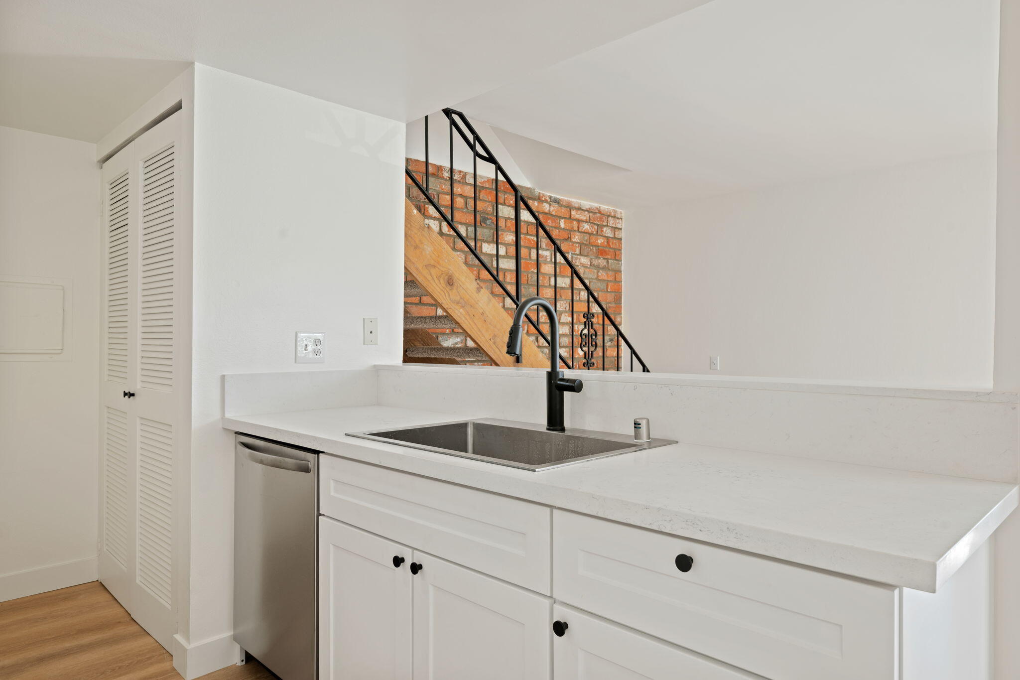 5956 Via Real, Unit 3 Carpinteria, CA 93013 - Photo 5 of 18 08 - Kitchen