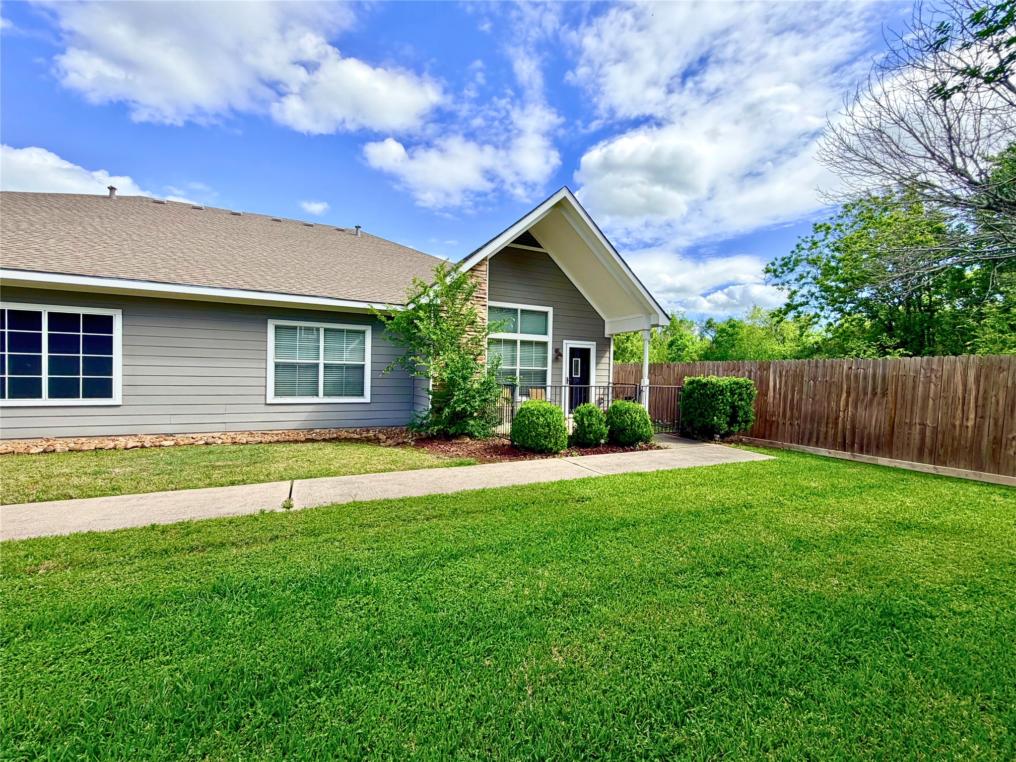 312 Hunt Road, Unit 312 Baytown, TX 77521 - Photo 4 of 28 a backyard of a house with lots of green space