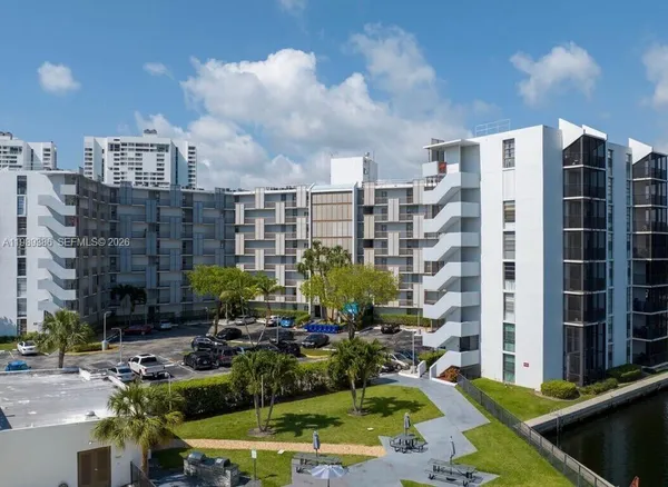 $2,700 | 3401 North Country Club Drive, Unit 718, Aventura, FL 33180