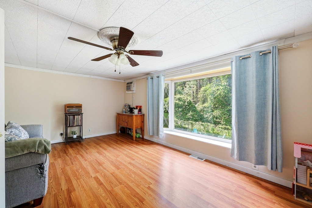 346 Newhouse Street Springfield, MA 01118 - Photo 11 of 27