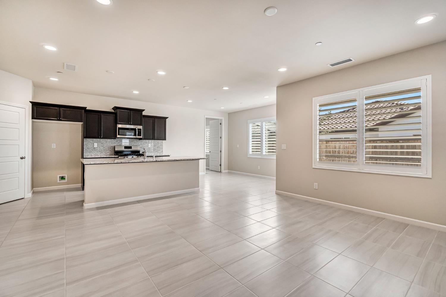 642 Stone Crest Avenue Madera, CA 93636 - Photo 7 of 38