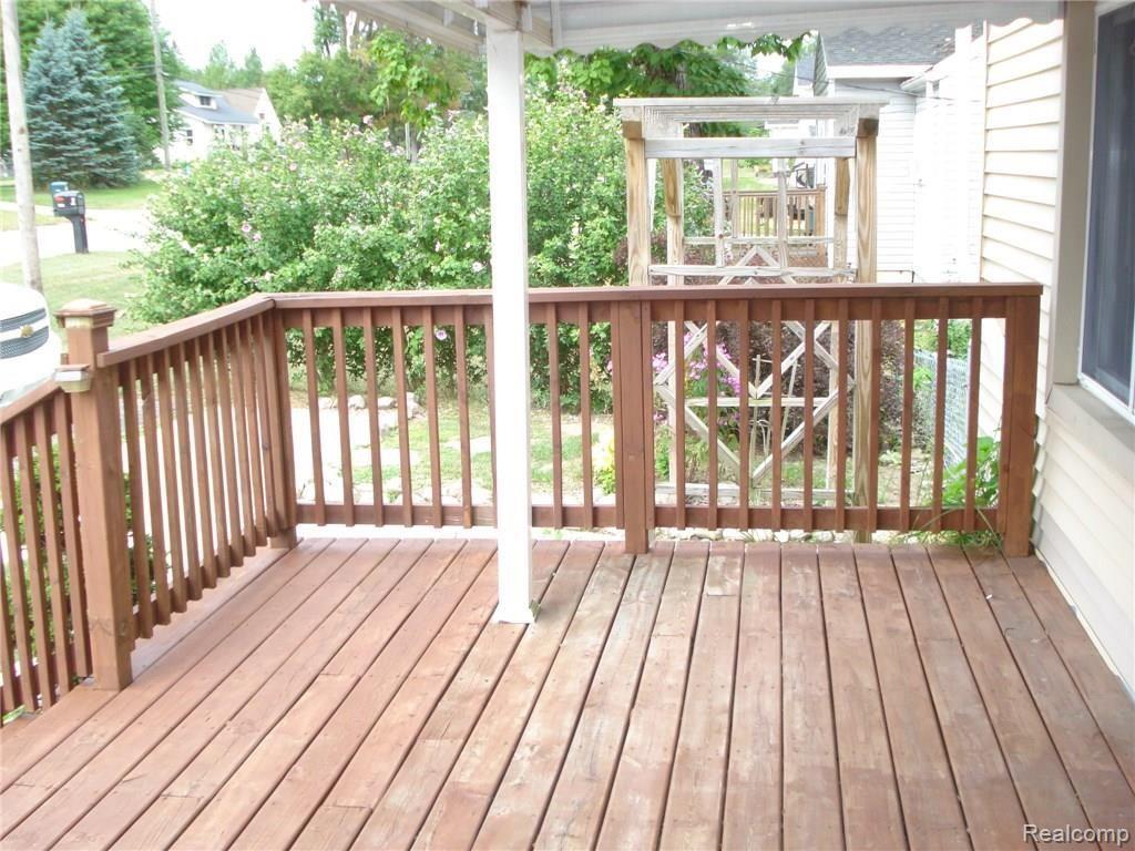 6422 Pontiac Lake Road Waterford, MI 48327 - Photo 4 of 37