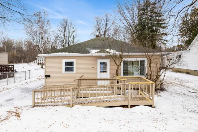 $74,900 | 515 Elizabeth Avenue, Marinette, WI 54143