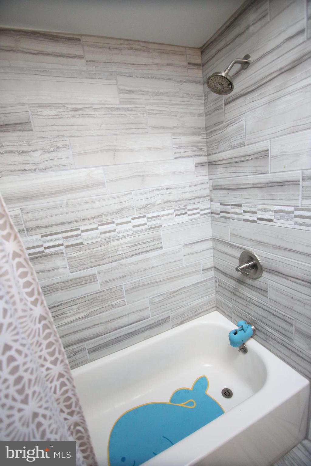 12604 Medford Road Philadelphia, PA 19154 - Photo 18 of 28 a bathroom with a bathtub
