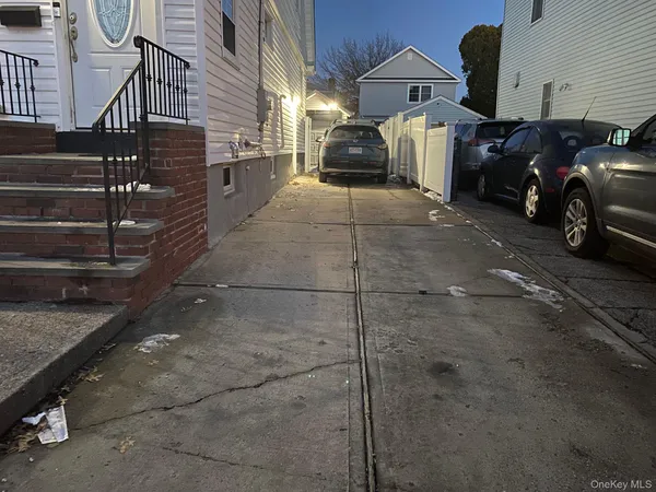 $4,400 | 40 South 16th Street, New Hyde Park, NY 11040