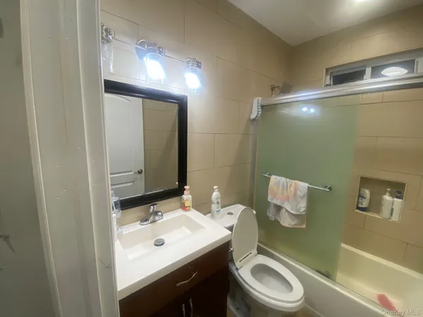 $4,400 | 40 South 16th Street, New Hyde Park, NY 11040