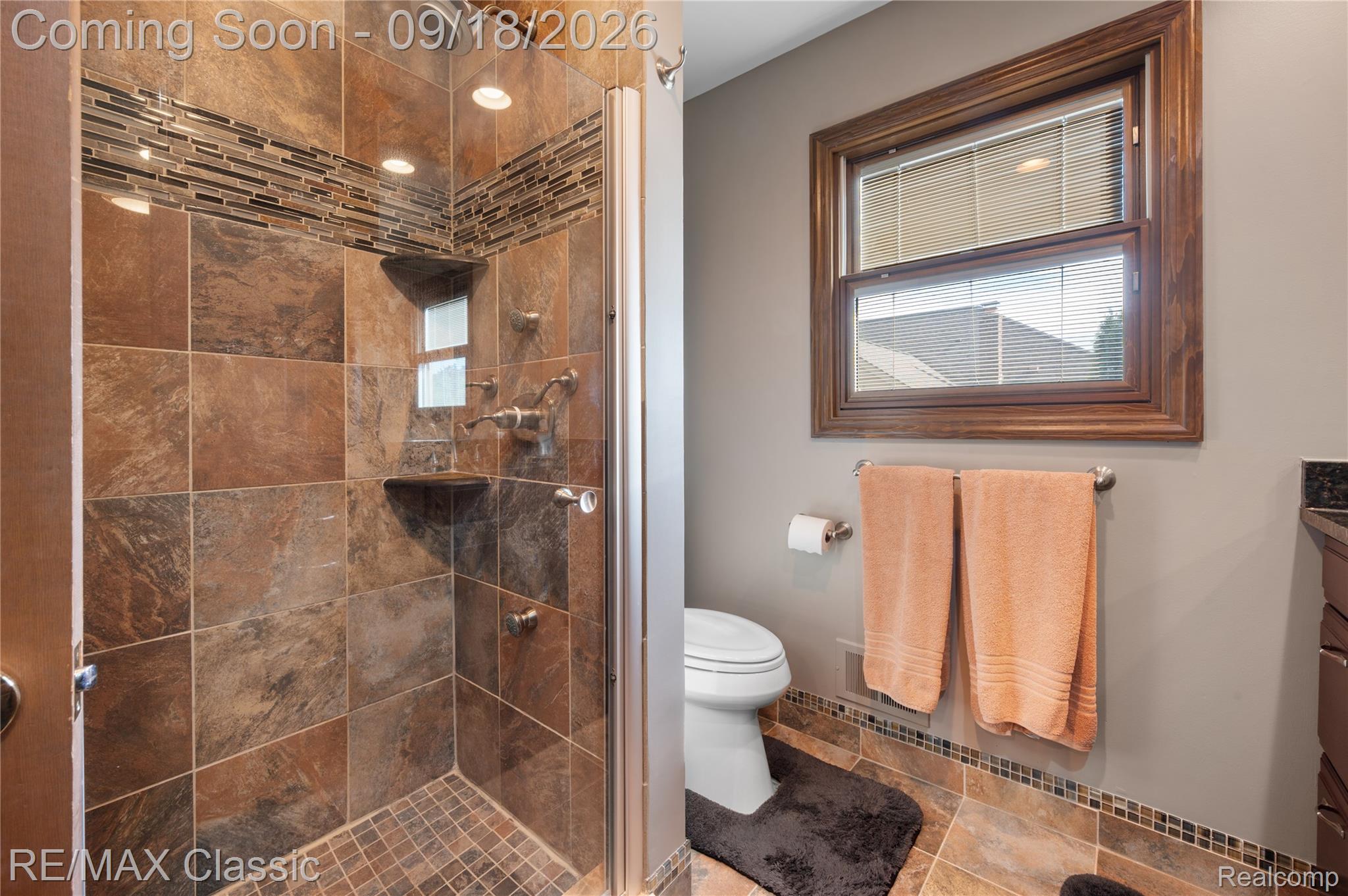 2899 Current Drive Rochester, MI 48309 - Photo 36 of 57 Upper level full bath with beautiful shower.