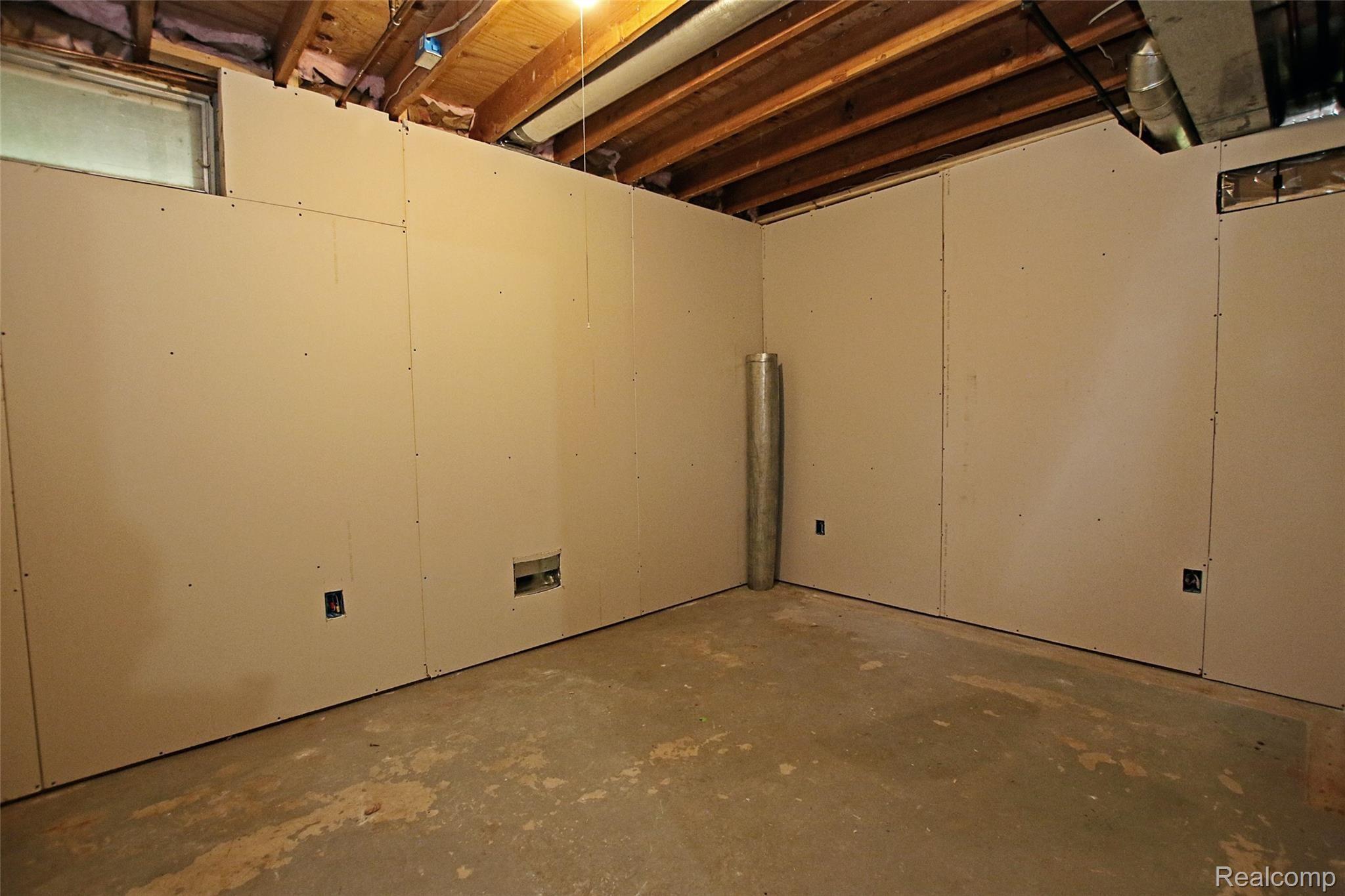 310 North Van Road Holly, MI 48442 - Photo 42 of 75 41) Lower Level Bedroom.jpg